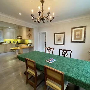 Guest house Private In Forest Hill With Full Kitchen And Parking, Toronto